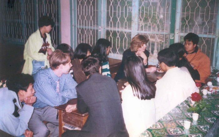Sinh viên khoá 6,7 và các giáo viên nước ngoài trong ngày nhà giáo VN 20_11_2005.
